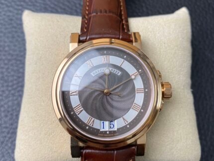 Breguet marine watch, equipped with Breguet cal.517gg movement, Breguet hands (skeletonized off-centered “moon” hands), Breguet numerals, the center of the dial with the marine series of the iconic shape of the ripples, and the movement's oscillating weight is also used in the same pattern with its counterpart, the function and appearance are consistent with the original (a pair of tape clasps for pre-order). Functionality and appearance are the same as the original (a pair of adhesive tape clasps will be given as a pre-order for the new listing).
